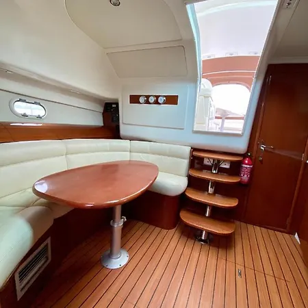 Une Nuit Insolite Dans Un Bateau La Rochelle (Charente-Maritime)