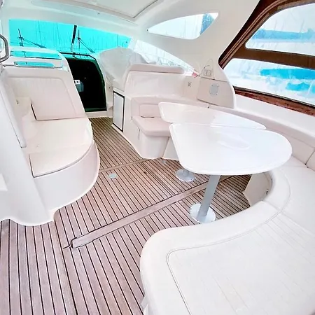Une Nuit Insolite Dans Un Bateau Botel *