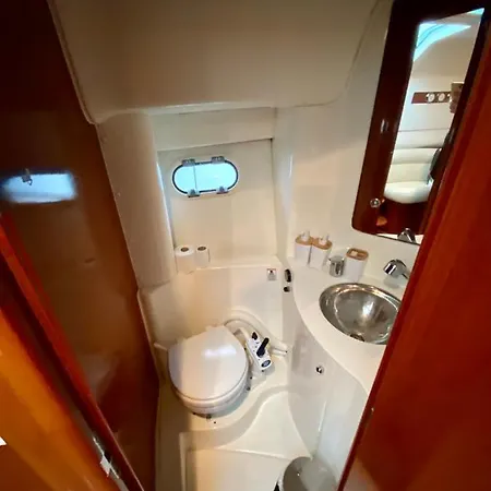 Une Nuit Insolite Dans Un Bateau *
