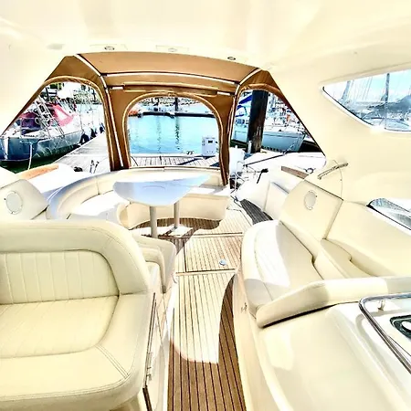 Une Nuit Insolite Dans Un Bateau Botel