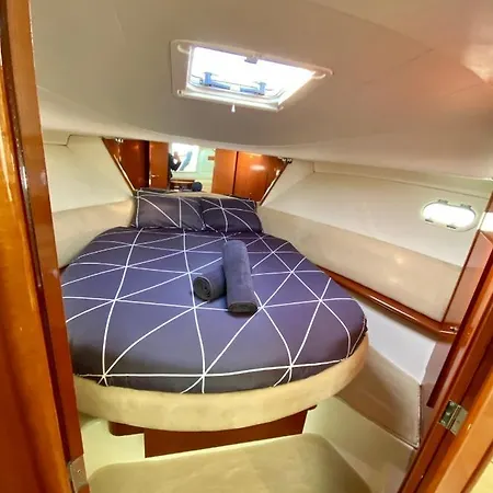 Une Nuit Insolite Dans Un Bateau Botel *